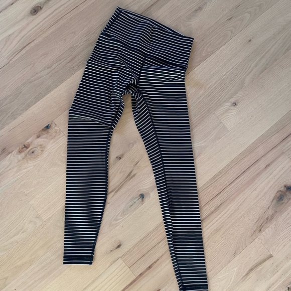 Lululemon wunder under high rise luxtreme 28” size 6 - Picture 2 of 4